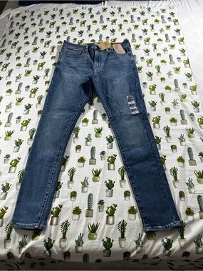 Levi’s NWT Women’s Blue Jeans 720 High-Rise Super Skinny Size 31X30 Red Tab
